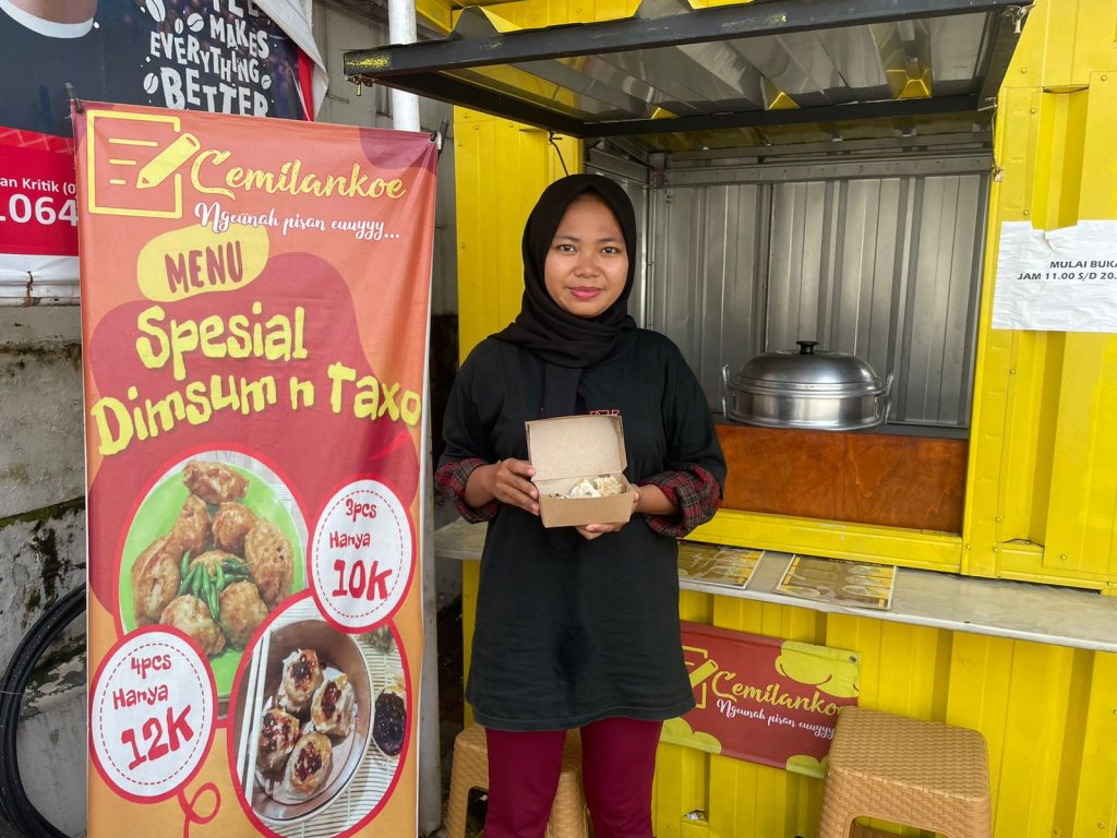 Dimsum CemilanKooe Milik Emiliana Ini Laris Manis di Area Tenant Alfamart Pasir Bolang