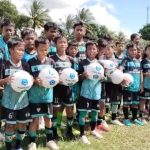 Dukung Program Generasi Emas, Gelora Bagikan Bola ke SSB Bintang Gemilang