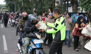 Peduli Ramadhan, Polres Metro Tangerang Kota Bagi-Bagi Ratusan Takjil ke masyarakat