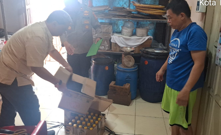 Beromzet Puluhan Juta, Polisi Gerebek Home Industry Ciu di Periuk Tangerang