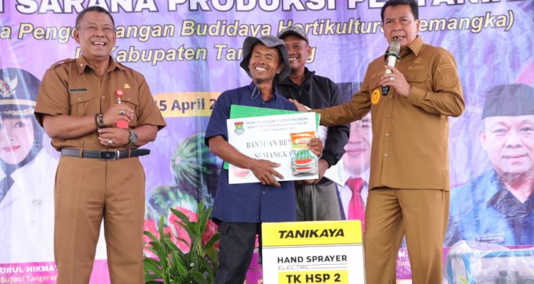Kegembiraan Petani Semangka Terima Bantuan Sarana Produksi Dari Pemkab Tangerang