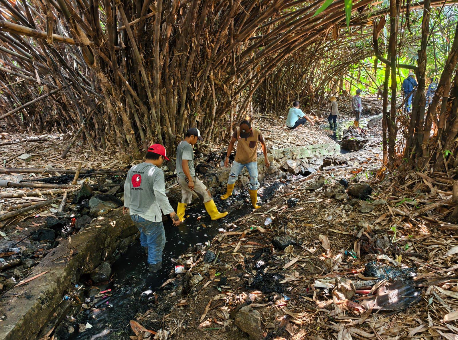 Tanggap Darurat, UPTD SDA Wilayah VII Bersihkan Saluran Pembuang Ciherang di Cikupa