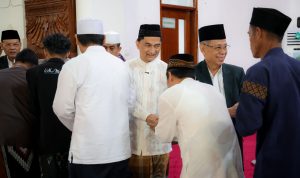 Wagub Banten A Dimyati Natakusumah Melaksanakan Sholat Idul Adha di Masjid Raya Al-Bantani