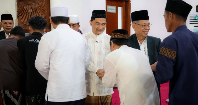 Wagub Banten A Dimyati Natakusumah Melaksanakan Sholat Idul Adha di Masjid Raya Al-Bantani