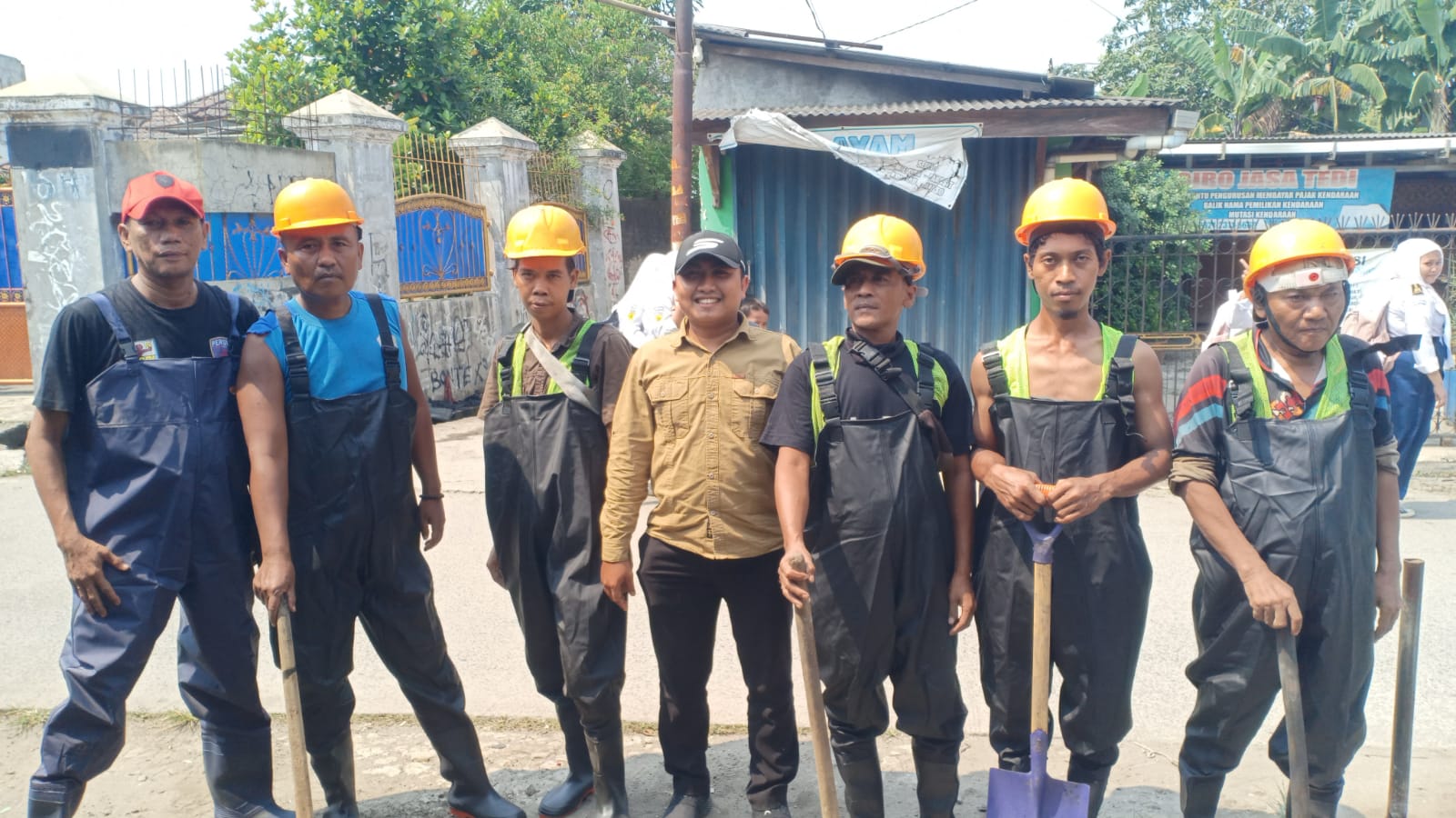 Kades Kampung Melayu Barat Subur Maryono (topi merah) bersama pasukan helm kuning/barayanews.com
