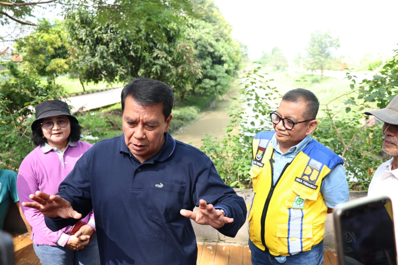 Bupati Tangerang, Moch. Maesyal Rasyid, meninjau lokasi terdampak banjir di kawasan Teluk Jakarta,