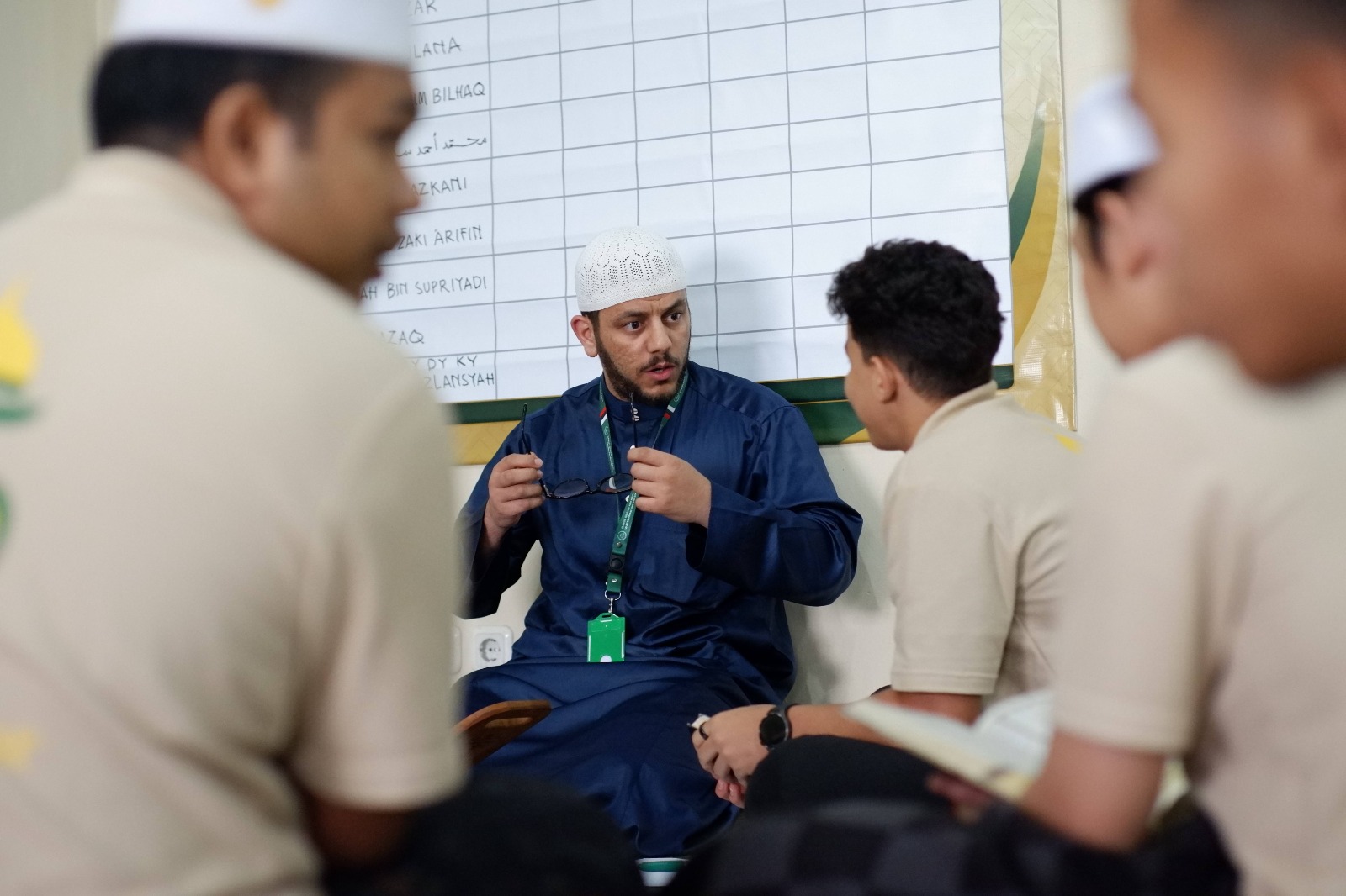 Peserta camp Tajul Waqar tengah menyetorkan hafalan kepada Syaikh. (Foto: Dok. DQWS)