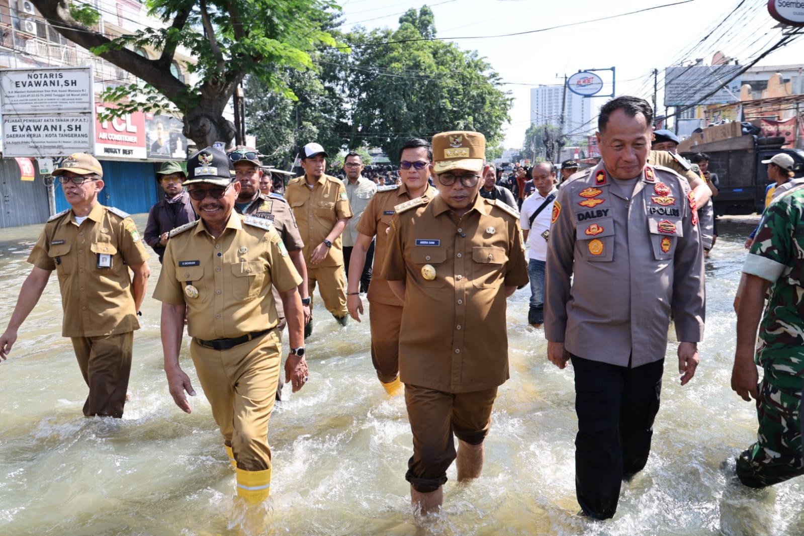Gubernur Banten Andra Soni meninjau banjir Tangerang