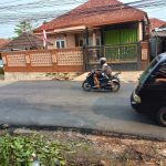Jalan Raya Serdang Kulon yang rawan kecelakaan diperbaiki/barayanews.com