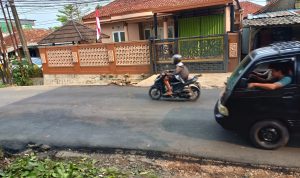 Jalan Raya Serdang Kulon yang rawan kecelakaan diperbaiki/barayanews.com