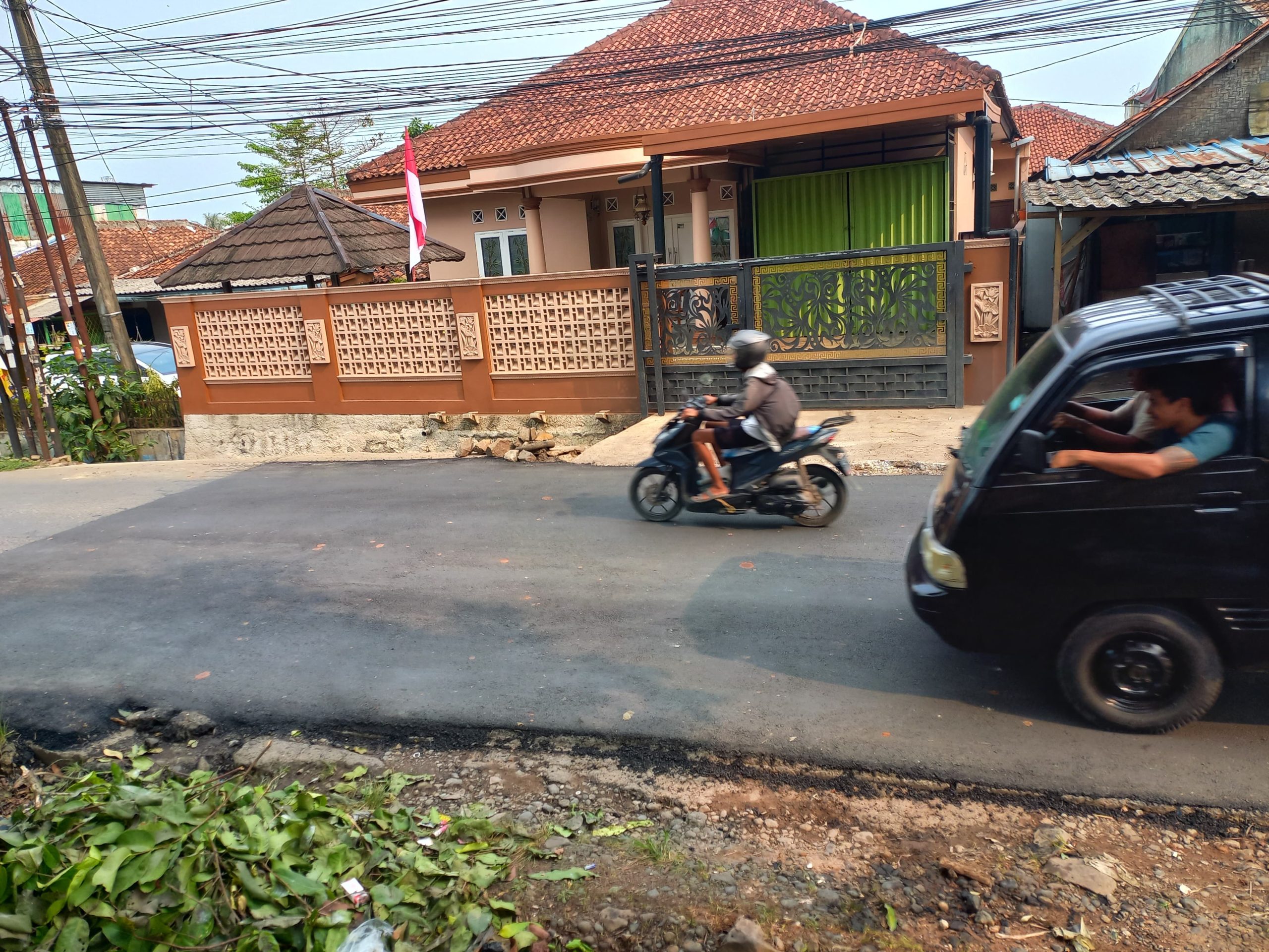 Jalan Raya Serdang Kulon yang rawan kecelakaan diperbaiki/barayanews.com