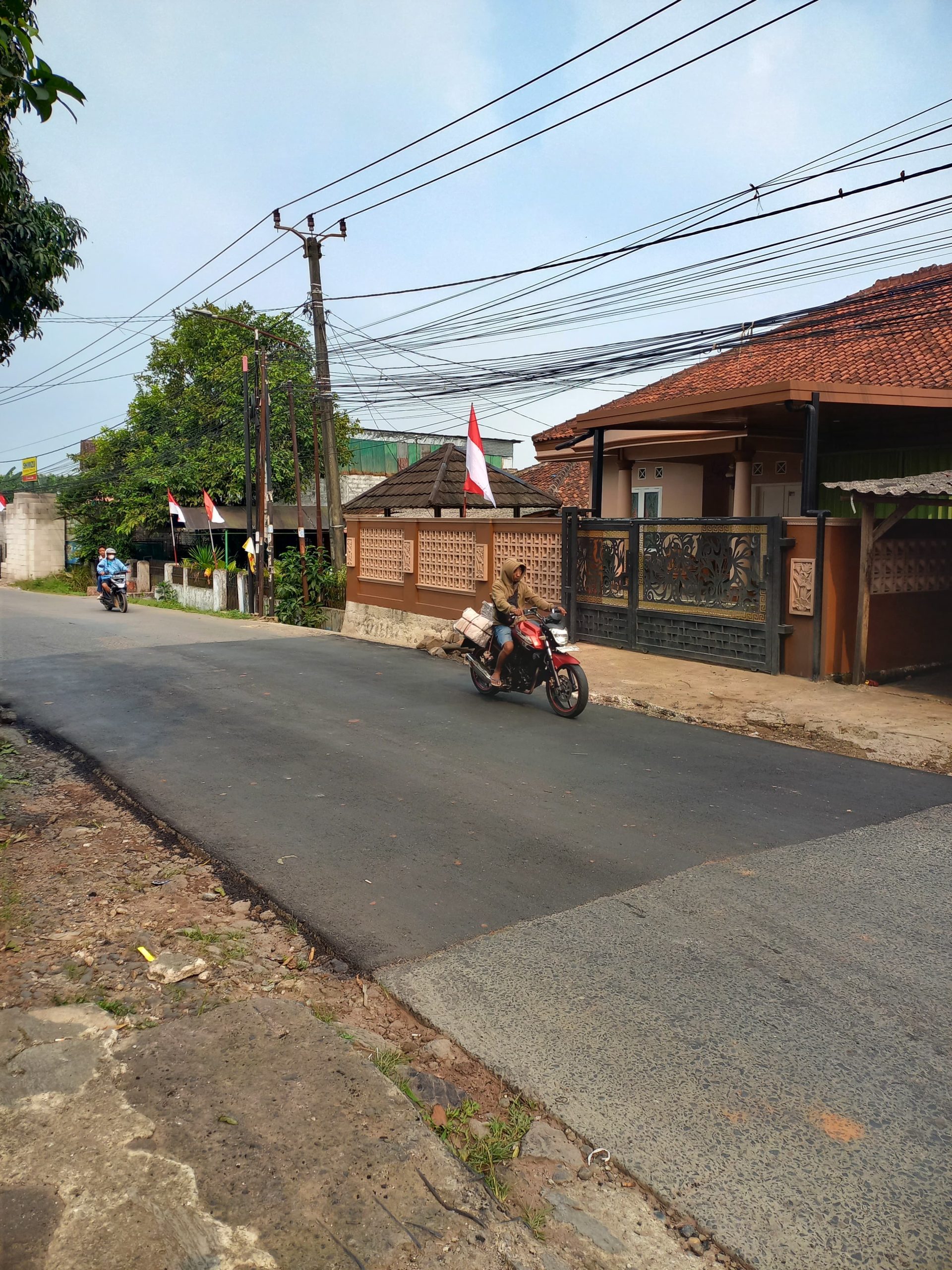 Jalan Raya Serdang Kulon yang rawan kecelakaan diperbaiki/barayanews.com