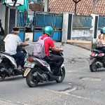 Pengendara berjibaku dengan jalan rusak di Jl Raya Serdang Kulon Panongan/barayanews
