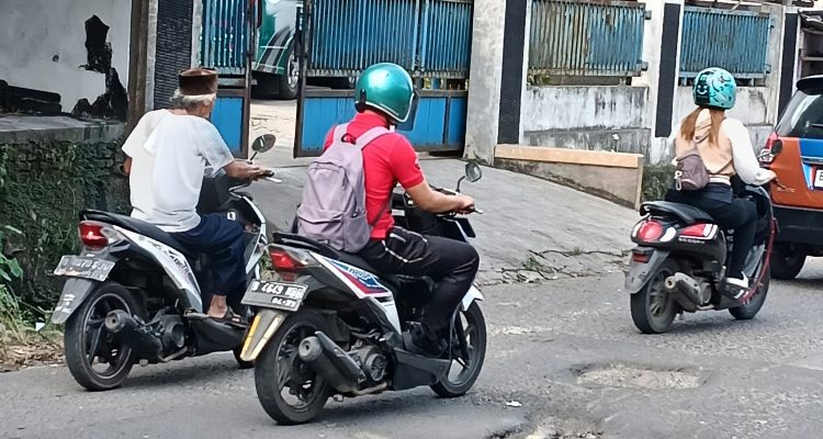 Pengendara berjibaku dengan jalan rusak di Jl Raya Serdang Kulon Panongan/barayanews