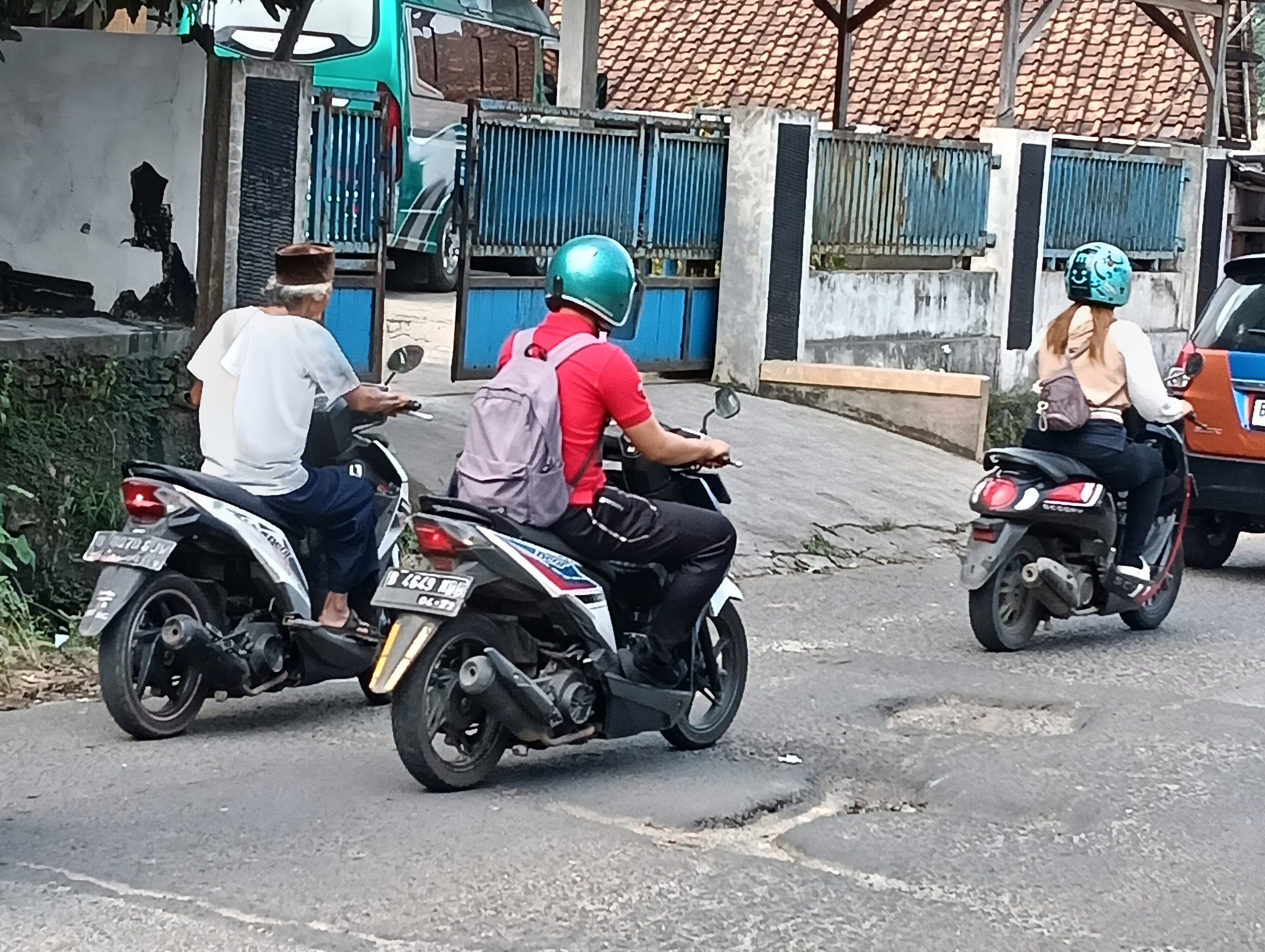 Pengendara berjibaku dengan jalan rusak di Jl Raya Serdang Kulon Panongan/barayanews