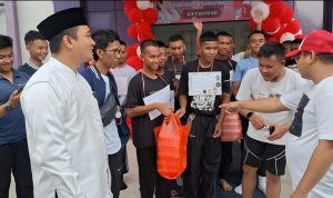 Pembagian makan gratis ke perwakilan petugas Paskibra Kecamatan Panongan oleh Rakyat Memberi/barayanews.com