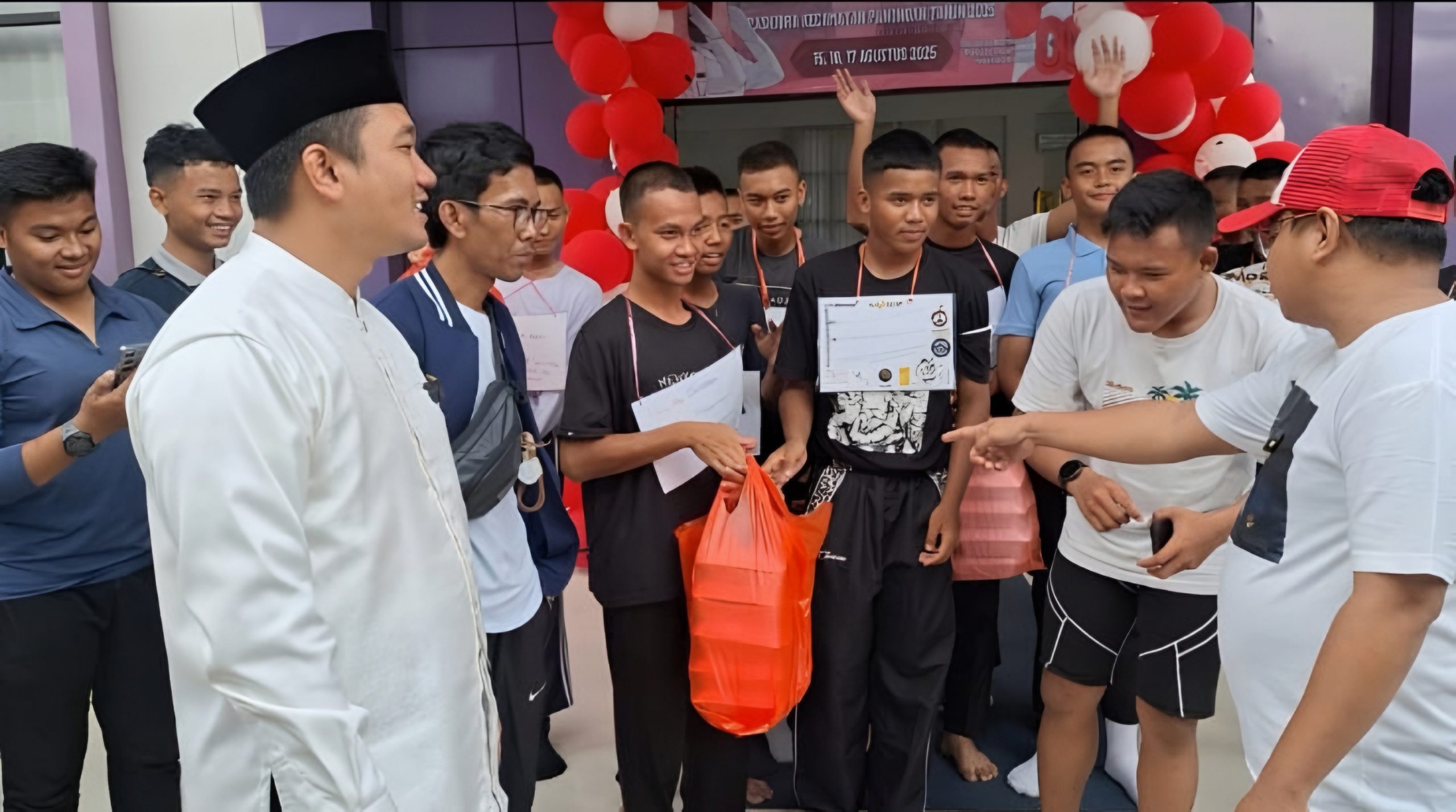 Pembagian makan gratis ke perwakilan petugas Paskibra Kecamatan Panongan oleh Rakyat Memberi/barayanews.com