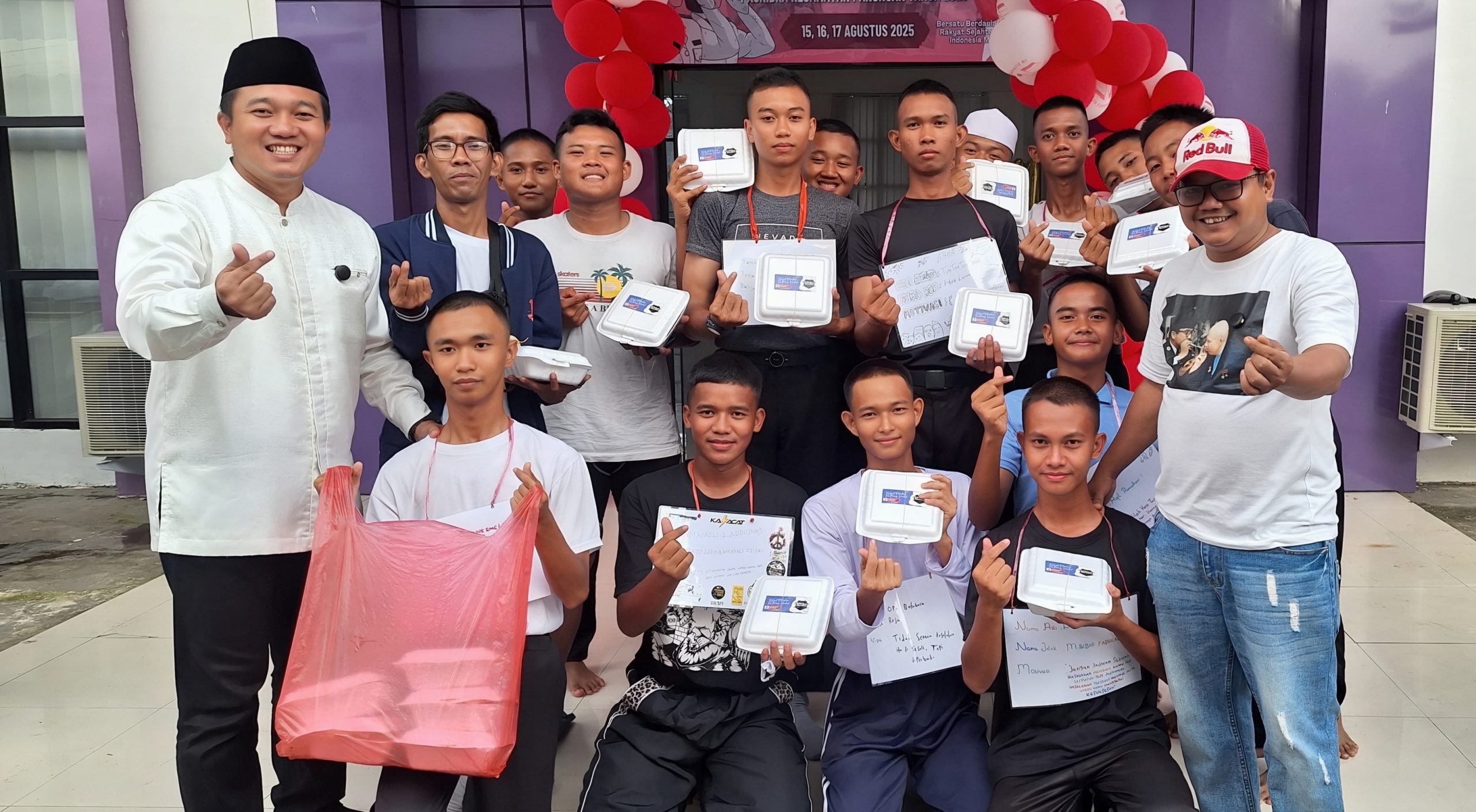 Founder Rakyat Memberi dan Sekcam Panongan berpose bersama perwakilan Paskibra Kecamatan Panongan di Asrama Pemondokan/barayanews.com