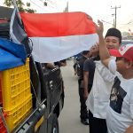 Sebar bendera merah putih jelang Proklamasi Kemerdekaan Republik ke-80 ke pengendara di jalan raya/barayanews.com