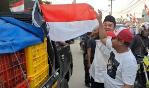 Sebar bendera merah putih jelang Proklamasi Kemerdekaan Republik ke-80 ke pengendara di jalan raya/barayanews.com