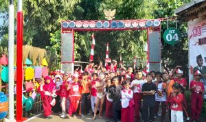 Siswa SDN Serdang Kulon 2 kunjungi gapura unik di Mekarjaya/barayanews.com