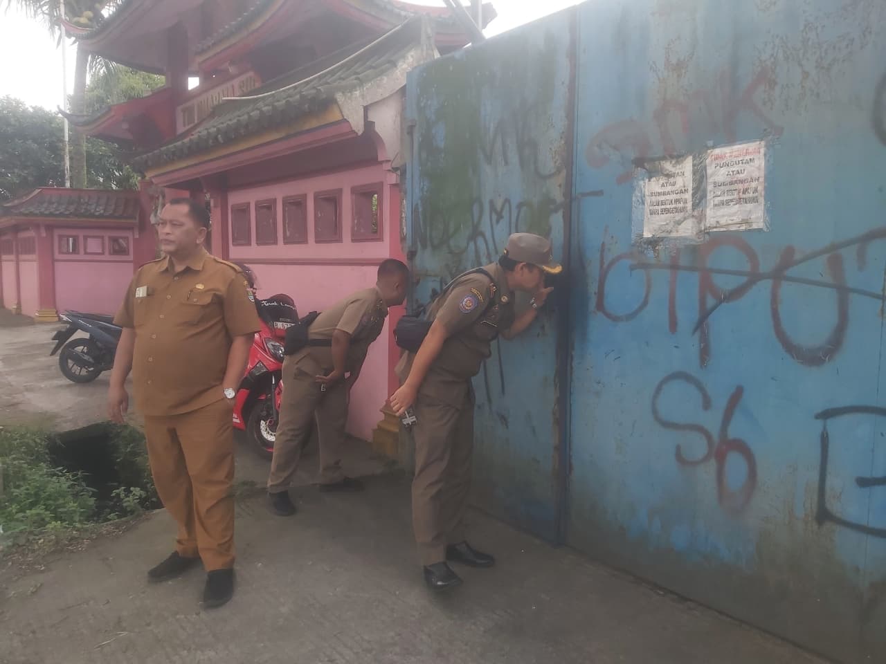 WhatsASatuan Polisi Pamong Praja (Satpol PP) Kabupaten Tangerang melakukan inspeksi mendadak (sidak) ke PT Tiraplas Inti Kreasi di Jalan KH. Moch Ahyar Sodong, Tigaraksa,pp Image 2025-10-29 at 06.38.21