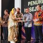 Turunkan Ketimpangan, Gubernur Banten Andra Soni Terima Penghargaan Kinerja Pemda dari Kemendagri