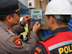 Polri Pasang Listrik di 61 Huntara Korban Bencana di Tapanuli Selatan