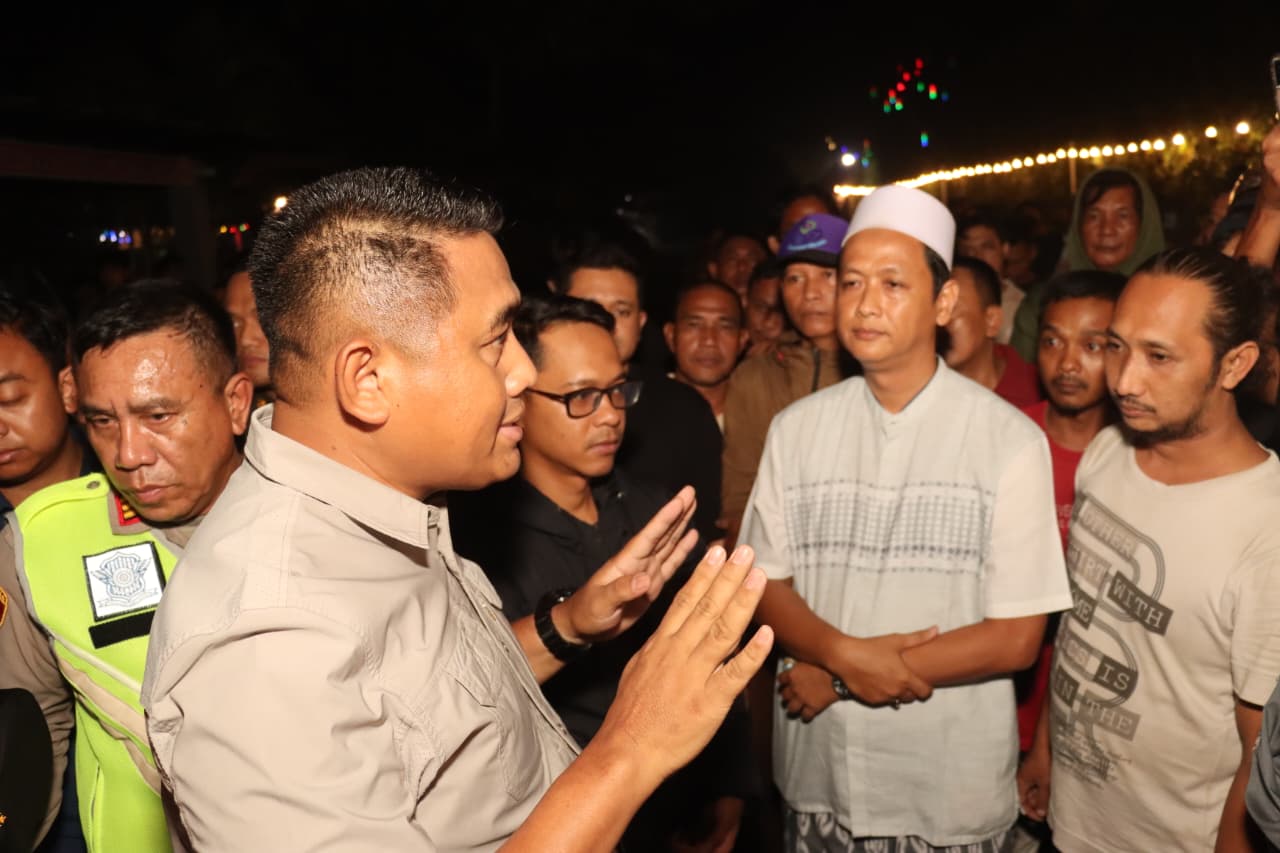 Warung/kafe yang disatroni warga, diduga menyediakan hiburan dan menjual minuman keras (miras). Kapolresta Tangerang Kombes Pol Andi Muhammad Indra Waspada Amirullah terjun ke lokasi. Selasa. 12 Mei 2026.