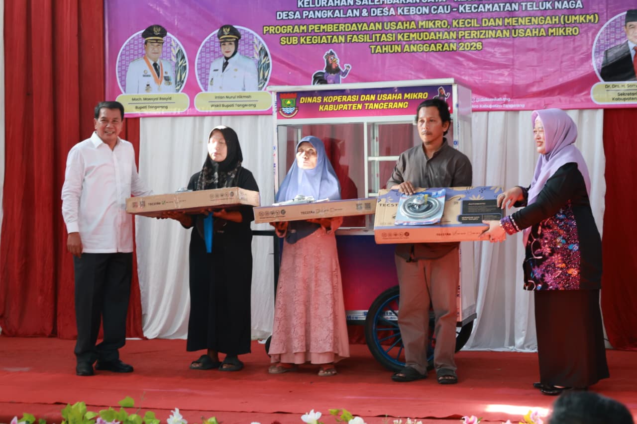 Bupati Tangerang, Moch. Maesyal Rasyid, menjelaskan bahwa bantuan hibah peralatan usaha tersebut merupakan bagian dari program pemerintah daerah yang ditujukan kepada masyarakat yang berpenghasilan rendah untuk mendorong mereka meningkatkan kesejahteraan sekaligus mendorong laju pertumbuhan perekonomian daerah. Kamis, 21 Mei 2026.