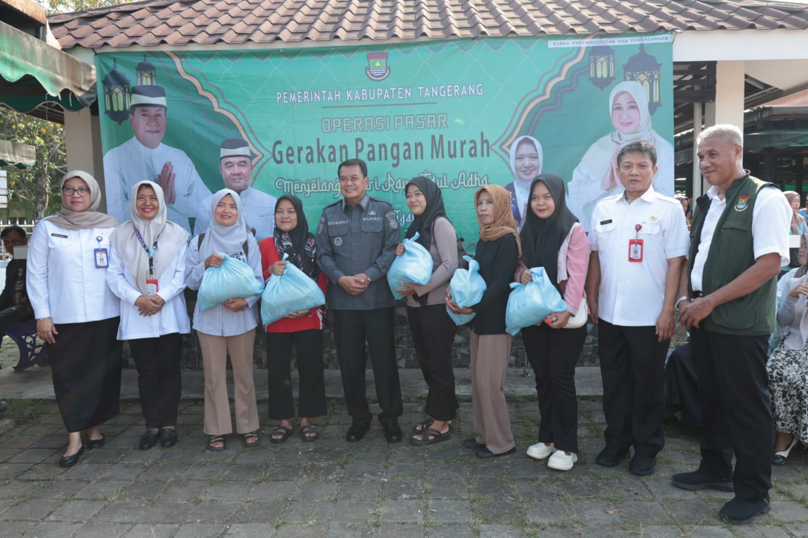 Bupati Tangerang Moch. Maesyal Rasyid membagikan sebanyak 2.000 paket sembako murah dalam kegiatan Gerakan Pangan Murah (GPM) yang digelar oleh Dinas Perindustrian dan Perdagangan bekerja sama dengan Dinas Pertanian Kabupaten Tangerang di Alun-Alun Tigaraksa, Pusat Pemerintahan Kabupaten Tangerang. Rabu, 13 Mei 2026.