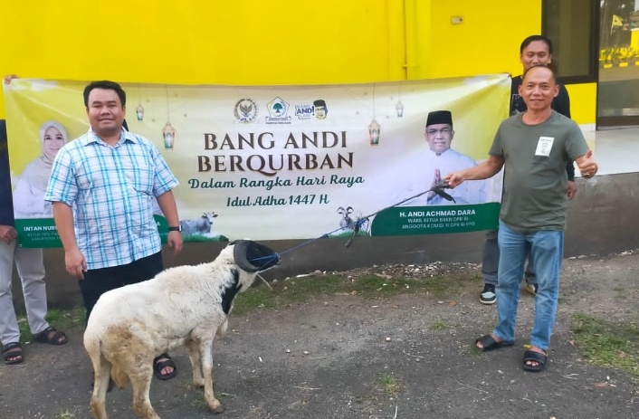 DPD Partai Golkar Kabupaten Tangerang membagikan 29 ekor kambing kepada seluruh Pengurus Kecamatan (PK) Partai Golkar di 29 kecamatan se-Kabupaten Tangerang. Selasa, 26 Mei 2026.