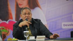 Dr. Teguh Santosa, dalam “Pelatihan Digital Creator dan Program Magang Komunikasi Pembangunan 2026”, enjelaskan bahwa “ideologi pembangunan” ini lahir sebagai jawaban konkret atas kegelisahan yang dituangkan Prabowo dalam bukunya “Paradoks Indonesia”. Diselenggarakan Nexus Digital Strategy di Suites Hotel Surabaya. Senin, 11 Mei 2026.