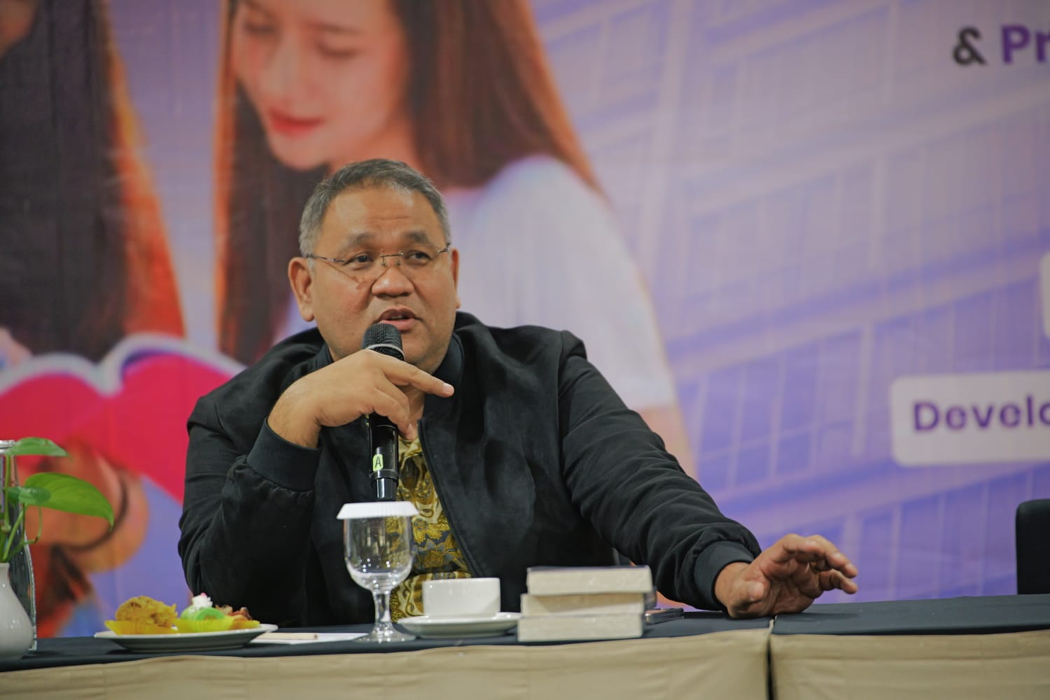 Dr. Teguh Santosa, dalam “Pelatihan Digital Creator dan Program Magang Komunikasi Pembangunan 2026”, enjelaskan bahwa “ideologi pembangunan” ini lahir sebagai jawaban konkret atas kegelisahan yang dituangkan Prabowo dalam bukunya “Paradoks Indonesia”. Diselenggarakan Nexus Digital Strategy di Suites Hotel Surabaya. Senin, 11 Mei 2026.