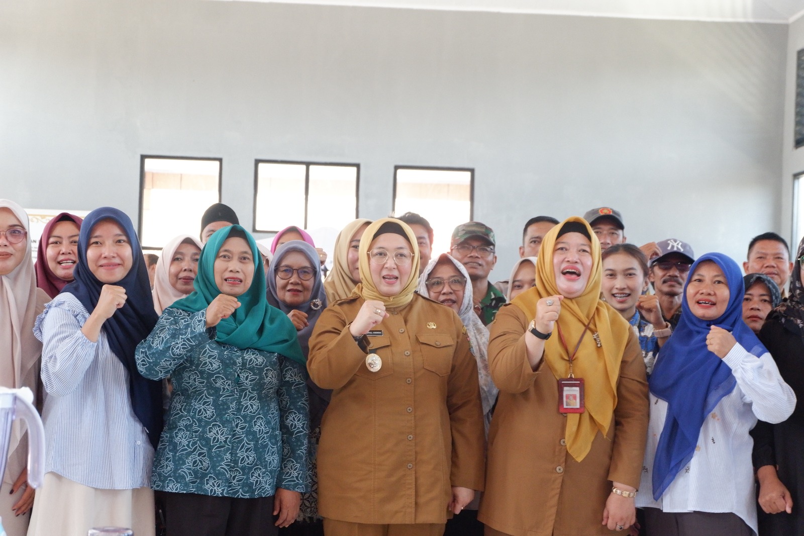 Wabup, Intan Nurul Hikmah dan Rd. Anna Ratna Maeamunah, hadiri pengembangan ekonomi kreatif Ruang Terbuka Hijau (RTH) Kelurahan Tigaraksa. Selasa, 26 Mei 2026.