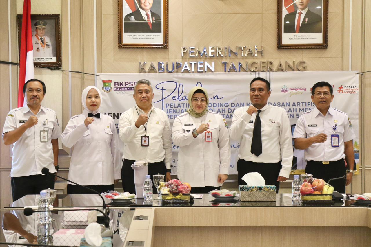Wakil Bupati (Wabup) Tangerang, Intan Nurul Hikmah menutup secara resmi kegiatan Pengembangan Kompetensi Pelatihan Koding dan Kecerdasan Artifisial (KKA) Angkatan IV dan V jenjang SD dan SMP di Ruang Rapat Cituis. Rabu, 13 Mei 2026.