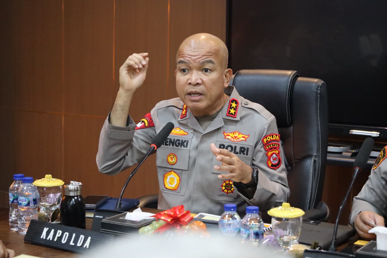 Kapolda Banten menegaskan bahwa jajaran lalu lintas harus melakukan pengawasan dan penindakan secara konsisten terhadap kendaraan angkutan tambang yang masih beroperasi di luar jam operasional yang telah ditetapkan. Selasa, 12 Mei 2026.