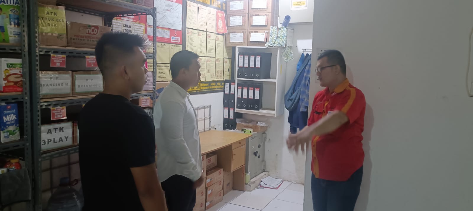 Unit Reskrim Polsek Cisoka Polresta Tangerang melakukan penyelidikan kasus perampokan di salah satu minimarket di Solear. Rabu, 20 Mei 2026.