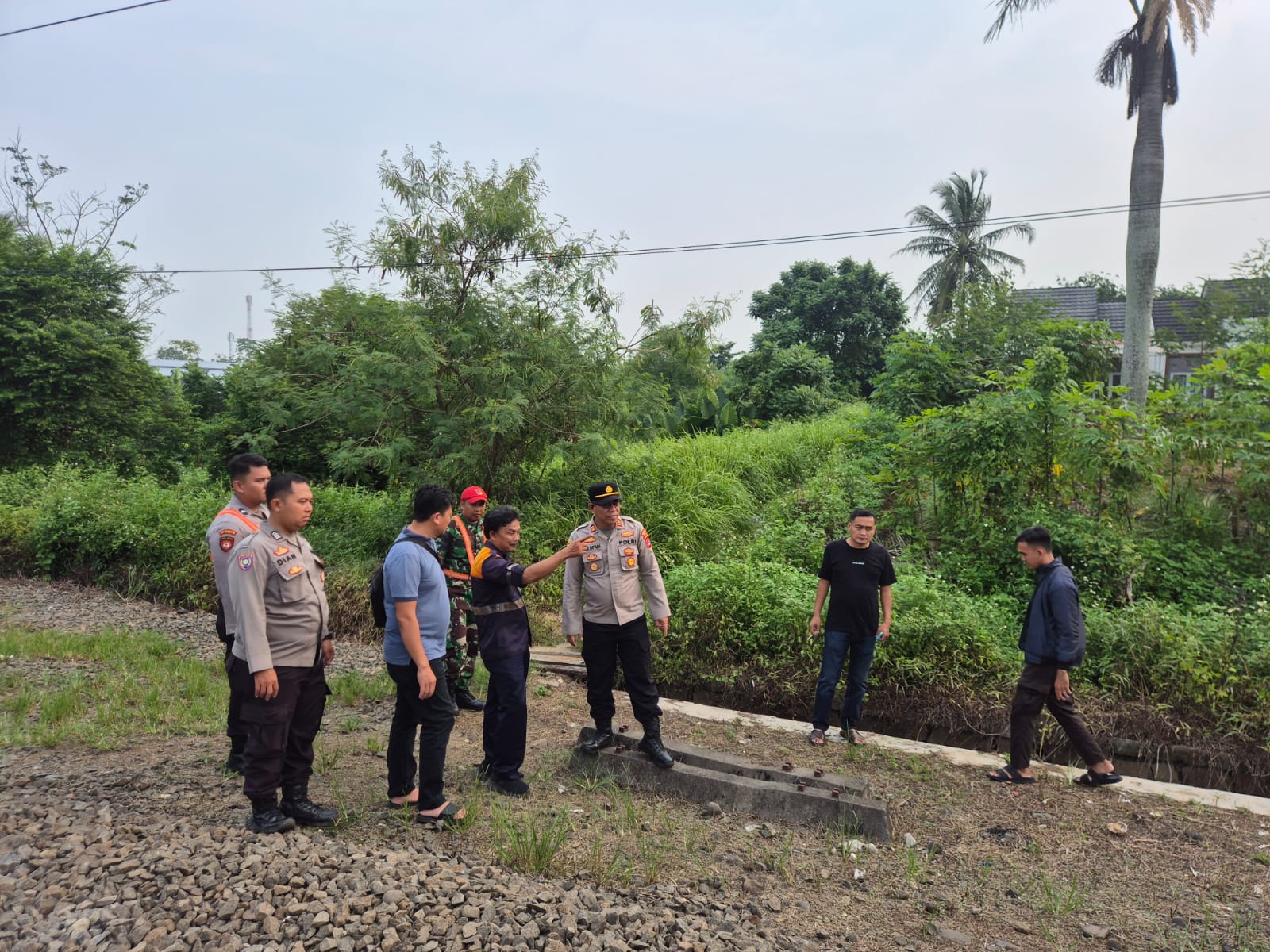 Aparat kepolisian dari Polsek Tigaraksa Polresta Tangerang mendatangi Stasiun Kereta Api (KA) Daru untuk melakukan pendalaman mengenai adanya informasi gangguan perjalanan KA akibat kabel counting head atau kabel sinyal sensor dicuri. Kecamatan Jambe Jumat 8 Mei 2026.