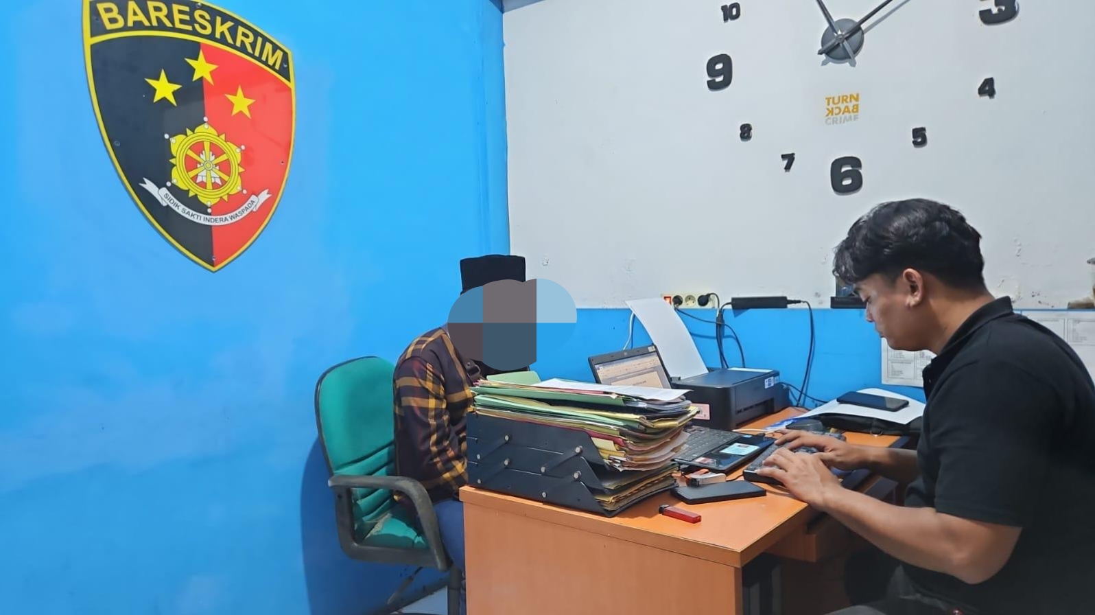 Kapolsek Mauk AKP I Nyoman Nariana mengatakan, KH diamankan pada Sabtu (16/5/2026) untuk dimintai keterangan terkait video yang dibuat di kawasan Jalan Kali Cirarab, Desa Gintung, Kecamatan Sukadiri, Kabupaten Tangerang. Minggu, 17 Mei 2026.