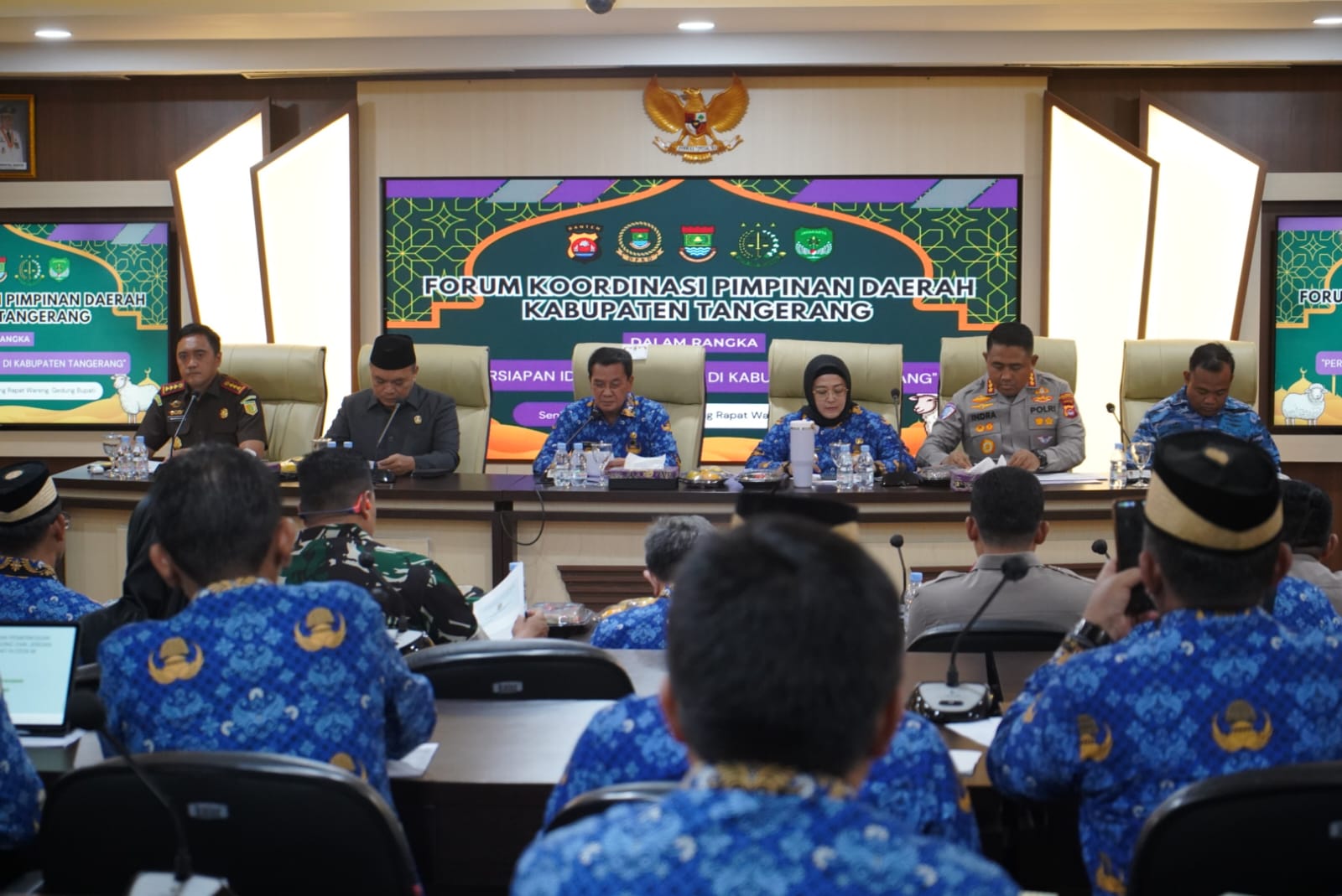 Pemerintah Kabupaten (Pemkab) Tangerang bergerak cepat memastikan kesiapan wilayah menjelang Hari Raya Idul Adha. Langkah ini diawali dengan menggelar Rapat Koordinasi (Rakor) bersama Forum Koordinasi Pimpinan Daerah (Forkopimda) di Ruang Rapat Wareng, Gedung Bupati Tangerang. Senin, 18 Mei 2026.