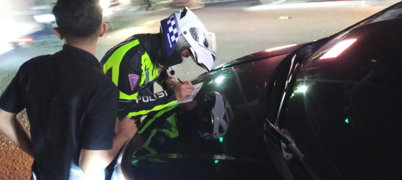Satlantas Polresta Tangerang menindak satu unit mobil yang kedapatan menggunakan tanda nomor kendaraan bermotor (TNKB) atau pelat nomor yang tidak sesuai spesifikasi teknis. Selasa, 26 Mei 2026.