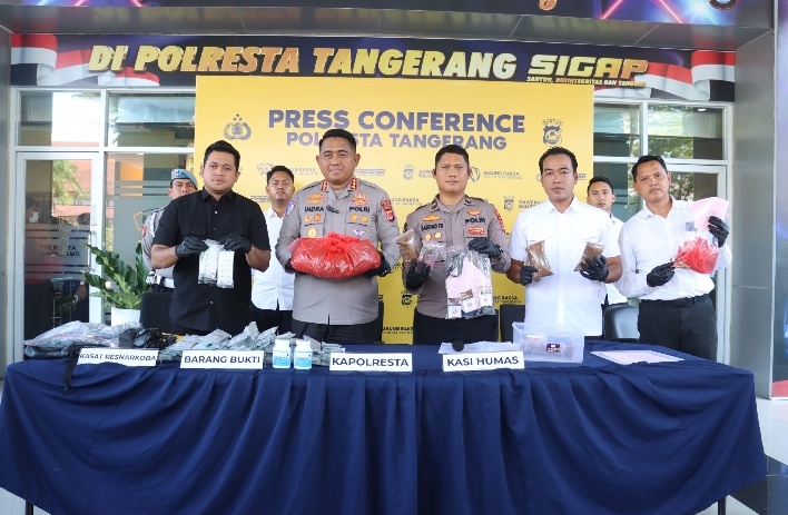 Dari penggeledahan yang dilakukan, petugas polisi menemukan tembakau sintetis yang disembunyikan di dalam bungkus rokok dengan berat masing-masing 4,93 gram, 4,84 gram dan 5 gram dan berhasil menangkap dua pria berinisial SFA dan MK. Kamis, 28 Mei 2026.
