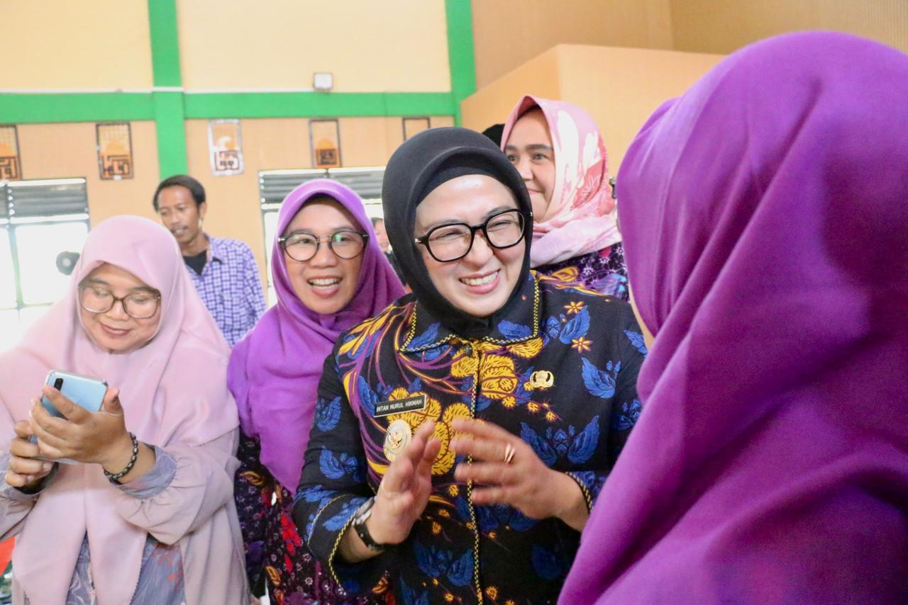 Wakil Bupati (Wabup) Tangerang, Intan Nurul Hikmah, menyampaikan bahwa peresmian ruang kelas baru tersebut bukan hanya acara seremonial semata, namun juga merupakan simbol semangat dan komitmen bersama dalam rangka meningkatkan kualitas pendidikan. Sarana pendidikan yang memadahi merupakan salah satu pondasi penting untuk menciptakan proses belajar mengajar yang lebih efektif dan nyaman. Kamis, 21 Mei 2026.