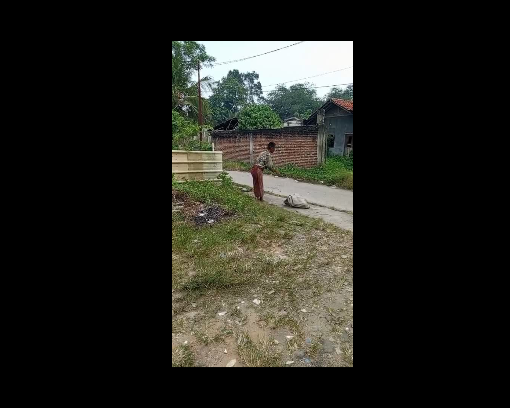 Viral ODGJ Salat Zuhur di Pinggir Jalan, Warganet Tersentuh Lihat Keteguhan Beribadah