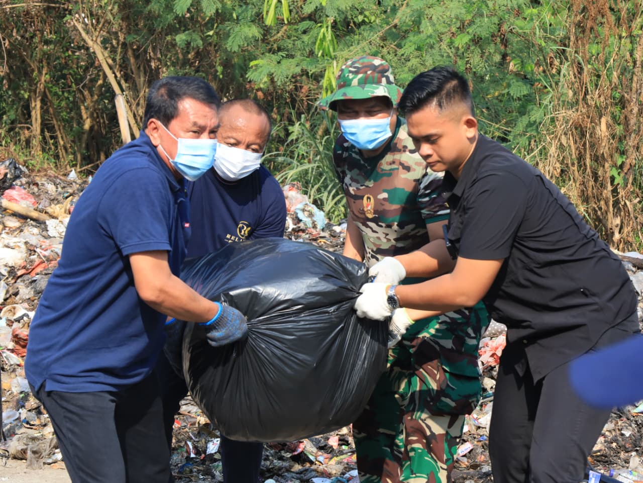 Bupati Tangerang Bersama Kapolresta Tangerang Terjun Langsung Bersihkan Sampah Di Balaraja