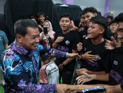 Dengan penuh kehangatan, Bupati Tangerang Moch. Maesyal Rasyid menyalami dan menyemangati para atlet Kontingen Kabupaten Tangerang sebagai bentuk dukungan menjelang perjuangan mereka di Porprov Banten VII Tahun 2026.