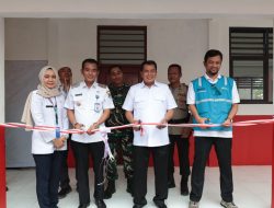 Bupati Tangerang Moch. Maesyal Rasyid didampingi jajaran Pemkab Tangerang dan perwakilan PLTU Lontar melakukan pengguntingan pita sebagai tanda diresmikannya Gedung SDN Lontar 2 di Kecamatan Kemiri, Rabu (22/7/2026).