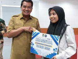 Bupati Tangerang Moch. Maesyal Rasyid menyerahkan secara simbolis Beasiswa Tangerang Gemilang Tahun 2026 kepada salah satu mahasiswa penerima di Auditorium Universitas Muhammadiyah Tangerang (UMT), Senin (27/7/2026)