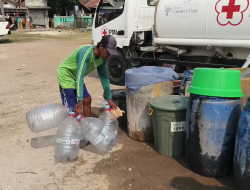 Warga Desa Kosambi Dalam mengisi jeriken dan galon dengan bantuan air bersih dari mobil tangki di Kecamatan Mekar Baru, Kabupaten Tangerang, Kamis (23/7/2026).